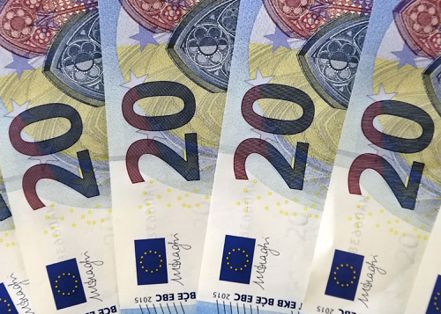 歐元兌美元升值0.2%，報1.0683美元。路透報導，歐洲央行決策者正在考慮提高準備金率，以因應流動性過剩問題。路透