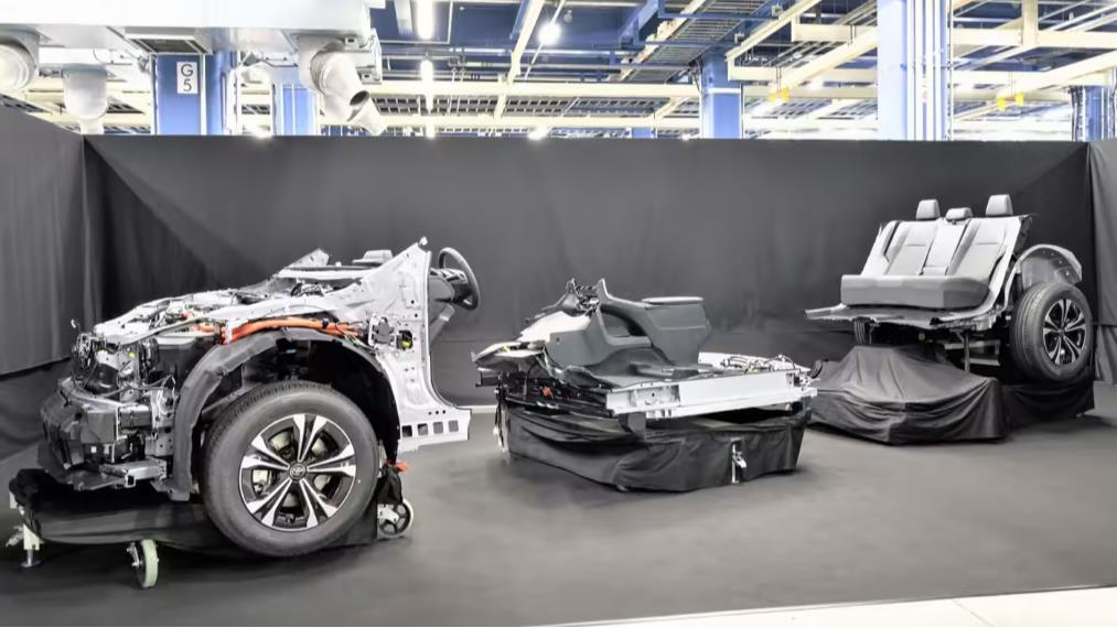 豐田也展示一體式壓鑄技術，下一代電動車將用三個模組化的部件構成。圖取自網路