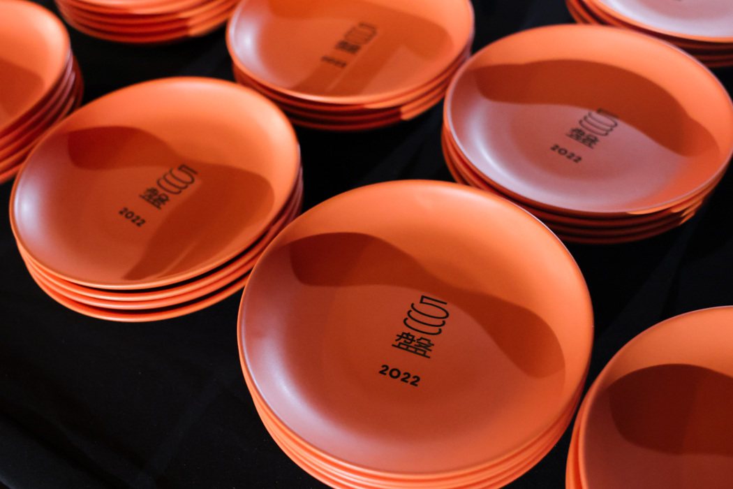 500盤2022年共發出數百個榮耀餐盤，以表揚獲獎餐廳與特別獎得主。圖／500輯...