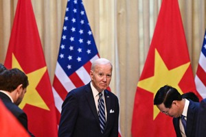美國總統拜登（中）16日出席越南國家主席武文賞（右）作東的午宴。歐新社