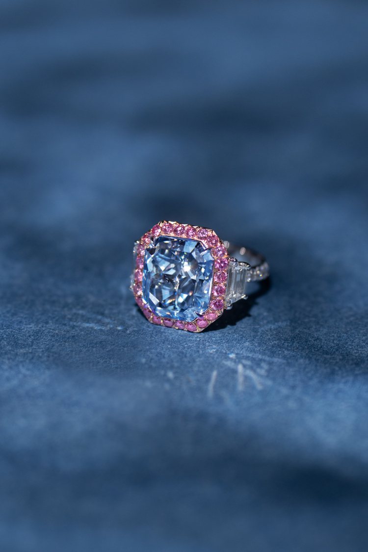 香港蘇富比2023年秋季拍賣會台北預展推出一枚11.28克拉雷地恩形艷彩藍色鑽石「無際之藍」，綴以梯形鑽石及圓形粉紅色鑽石，估價約2億800萬港元起。圖／蘇富比提供