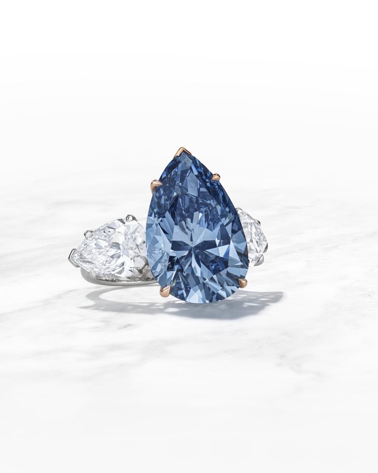 即將登上佳士得日內瓦拍賣的17.61克拉的對稱梨形切割藍鑽「Bleu Royal」，是拍賣史上最大的內部無瑕艷彩藍鑽，估價約3,500萬美元起。圖／佳士得提供
