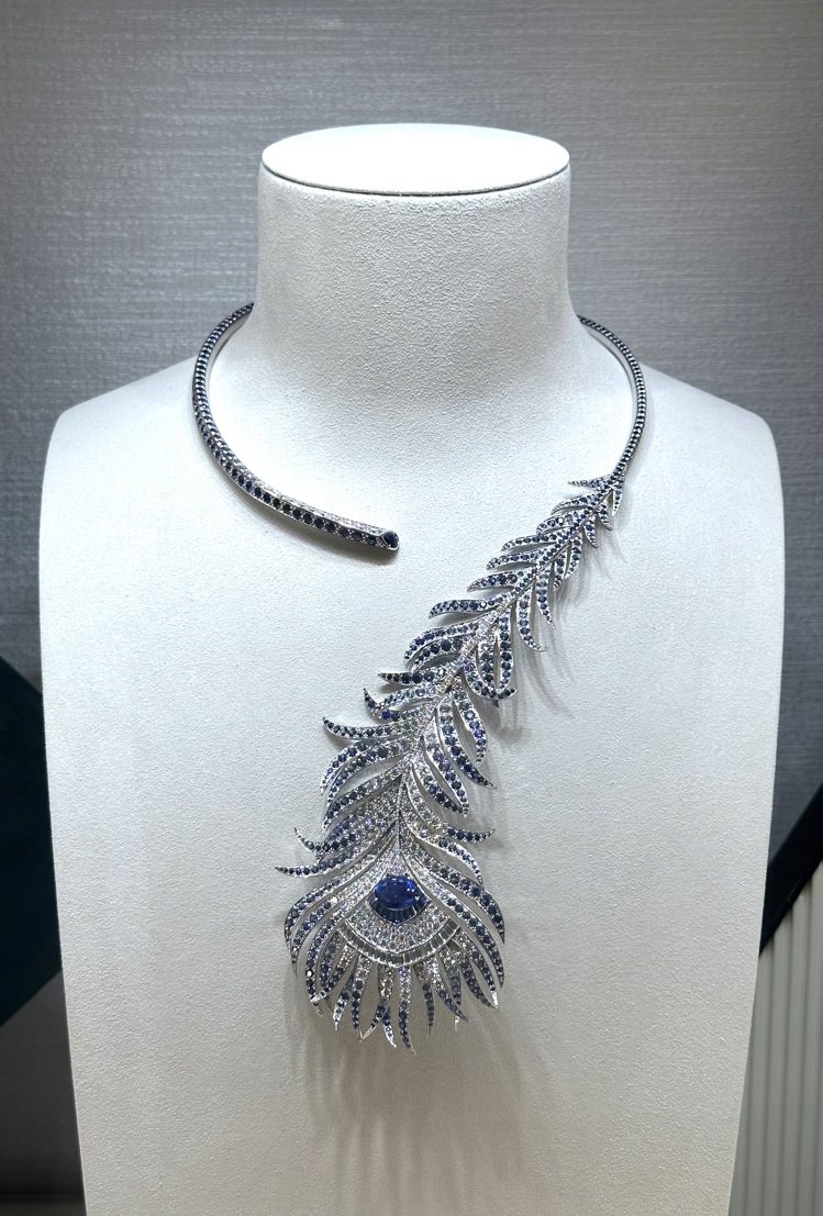 一款使用藍色系寶石的問號羽毛項鍊，也是首度來台的高級珠寶亮點之一。記者釋俊哲／攝影