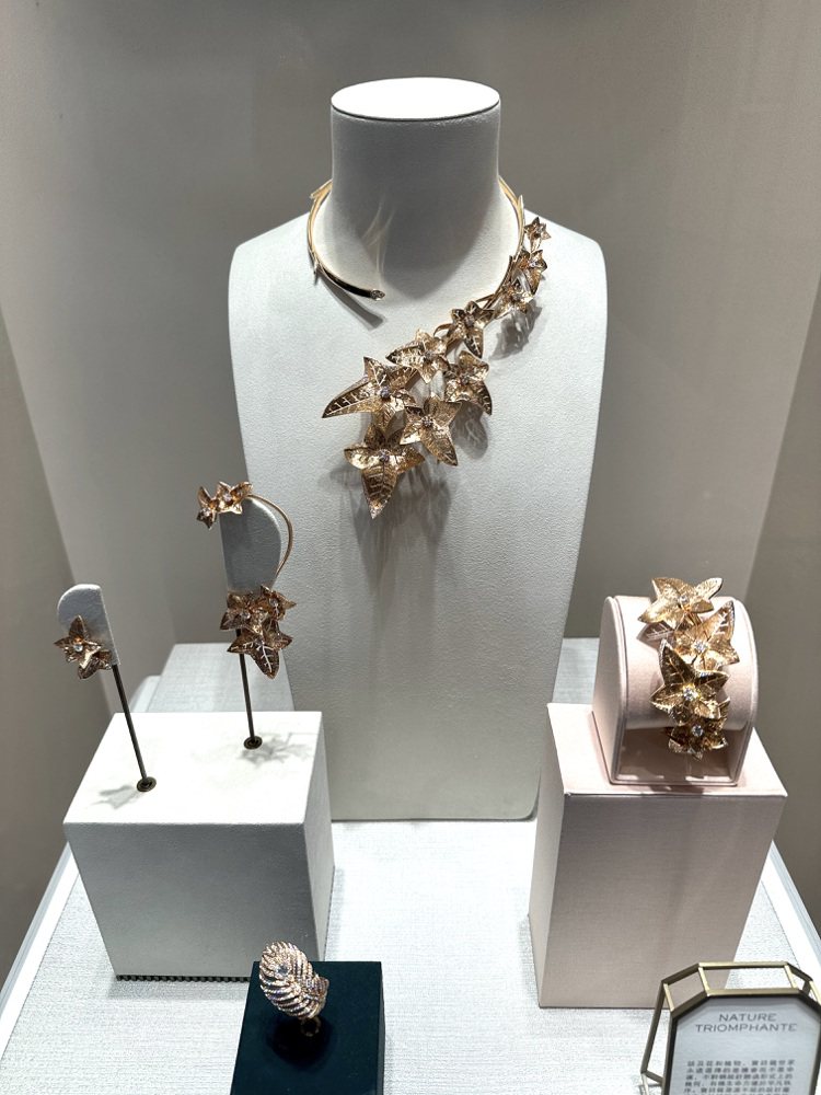 金質常春藤問號項鍊上栩栩如生的葉脈紋理，展示了Boucheron身為百年珠寶世家...