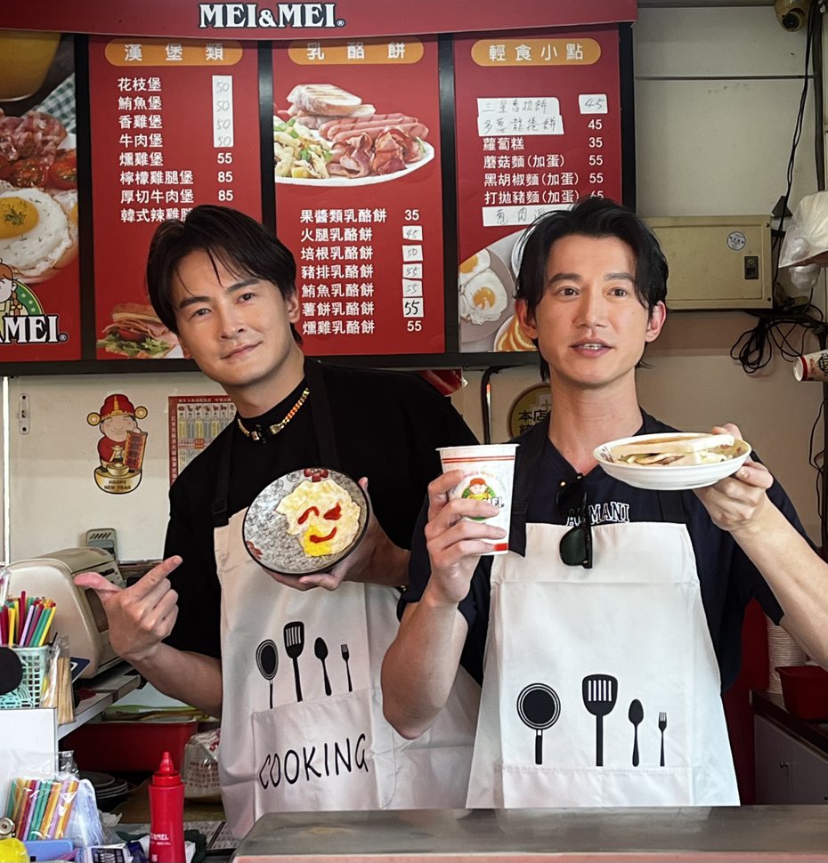 吳慷仁(右)與鄭元暢重回拍攝「有生之年」的早餐店場景。記者杜沛學／攝影