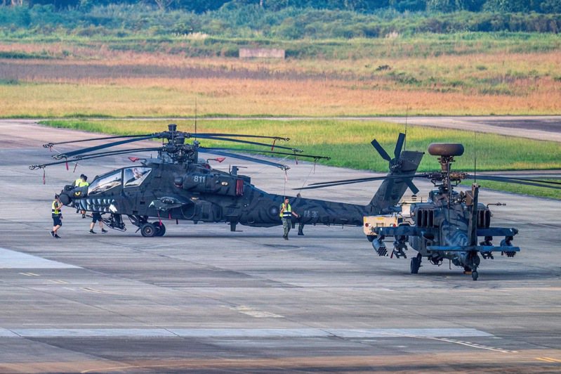 AH-64E阿帕契長弓直升機將參與營區開放操演，航特部特别首度為兩架參演的阿帕契直升機進行紀念彩繪，造型日前為航迷所目擊。圖／航迷提供