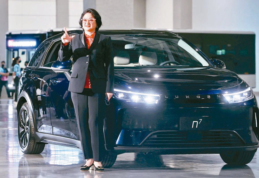 裕隆集團執行長嚴陳莉蓮與旗下「電動車n7」原型車，而9月28日量產車即將亮相。（本報系資料庫）