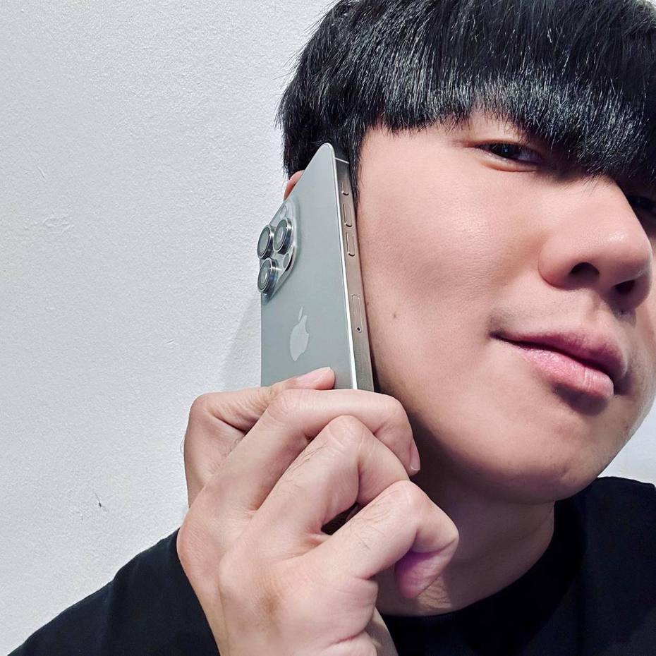 藝人林俊傑19日在臉書提早秀出全新6.7吋旗艦款iPhone 15 Pro Max新機照，大讚「更輕、更滑、更快」。（翻攝自林俊傑臉書）