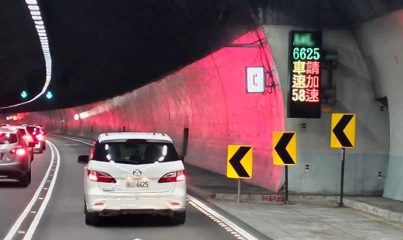 在雪山隧道中，有一輛白色轎車因太過龜速，被警告了。 圖擷自臉書
