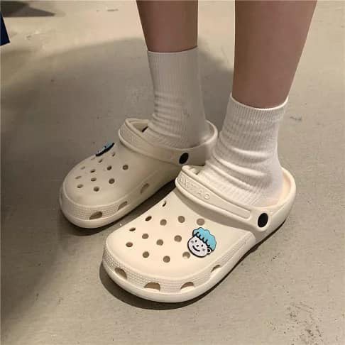 「洞洞鞋＋襪子」成為一種時尚潮流。圖擷自《爆廢公社二館》