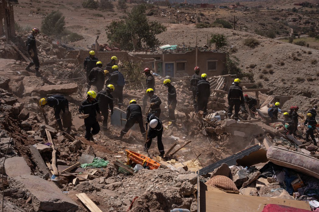 搜救隊伍仍在Talat N’Yaaqoub市努力挖掘，希望找到生還者。 圖／...