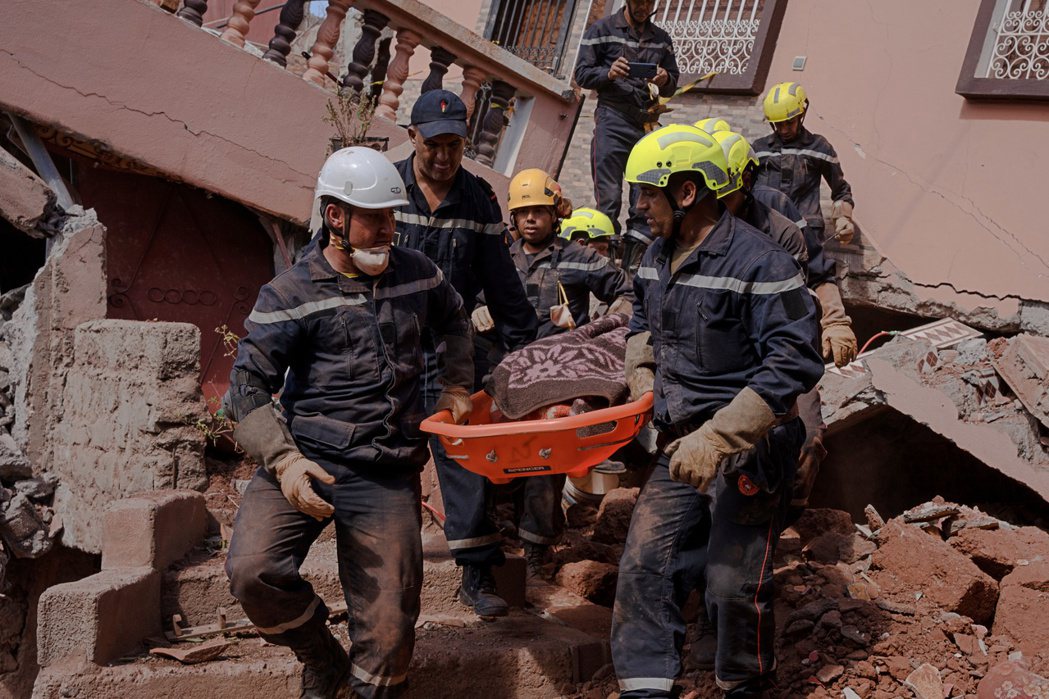 救援人員從瓦礫中找到少女Toufatry6歲表妹的遺體。 圖／陳彥婷攝　　