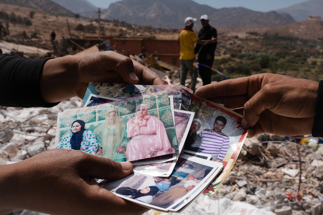 摩洛哥強震後，Talat N’Yaaqoub市瓦礫堆中找到的罹難者照片。 圖／陳...