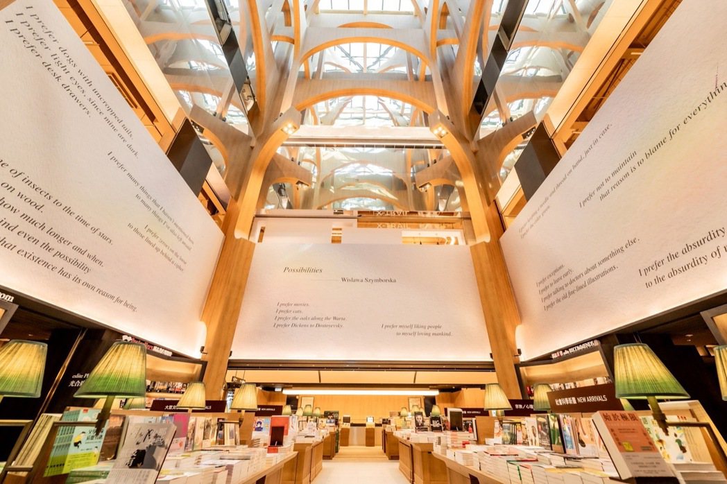 4F書店｜30米挑高天井，可在「光合廣場」自然天光下沉浸書香。 圖／誠品生活提供