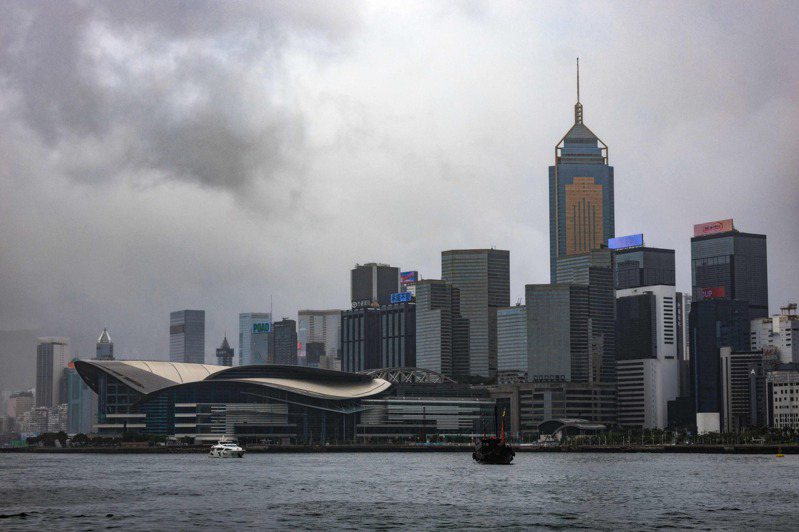 香港首度在「全球自由經濟體」評選中痛失首席，評選報告說香港經濟和其他自由度下降早就敲響了警鐘，香港評分跌幅超全球平均，預料在北京干預下香港還會繼續下滑。法新社
