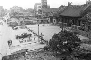 1964年台北龍山寺前方廣場兩側違章建築相當多，台北市政府在該年9月進行強制拆除。圖／聯合報系資料照片