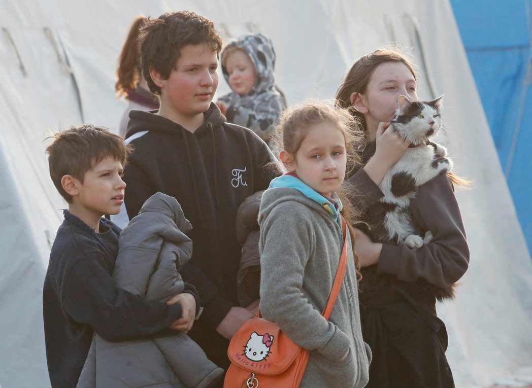 有近50名被非法驅逐至俄羅斯的烏克蘭兒童已抵達白俄羅斯。烏克蘭難民孩童示意圖。路...