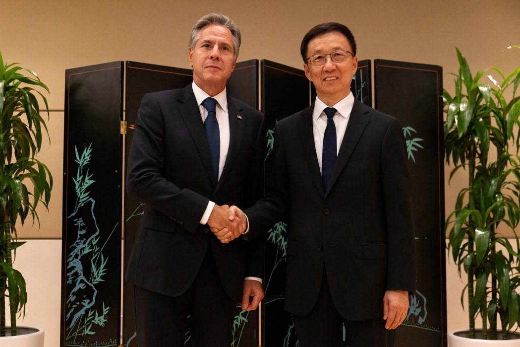 大陸國家副主席韓正（右）出席聯合國大會期間與美氣候特使柯瑞會晤。圖為日前他與美國...
