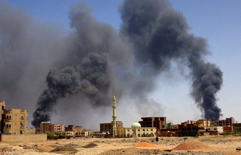 今年4月蘇丹爆發內戰，正規軍跟準軍事組織快速支援部隊持續以空襲和地面交戰爭奪首都喀土穆和多個主要城市控制權。路透