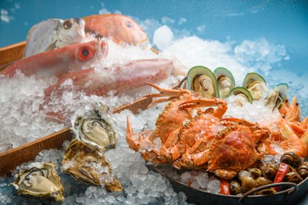 漢來海港自助餐廳向來以新鮮、澎湃的生猛海鮮著稱於台灣Buffet界，每年用掉的海鮮食材量非常龐大，也因而培養出強大的採購能力與價格談判優勢。圖/漢來美食提供
