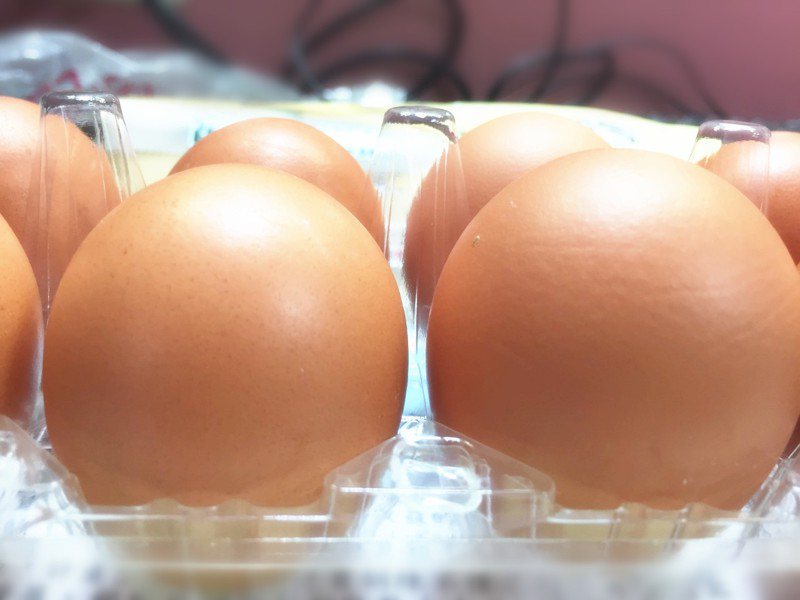 香園紀念教養院表示，所有烘焙使用的蛋液都採用自家無毒飼養、無抗生素及無農藥殘留的健康「好心蛋」，因此沒受到這波進口蛋的衝擊。記者黃羿馨／攝影