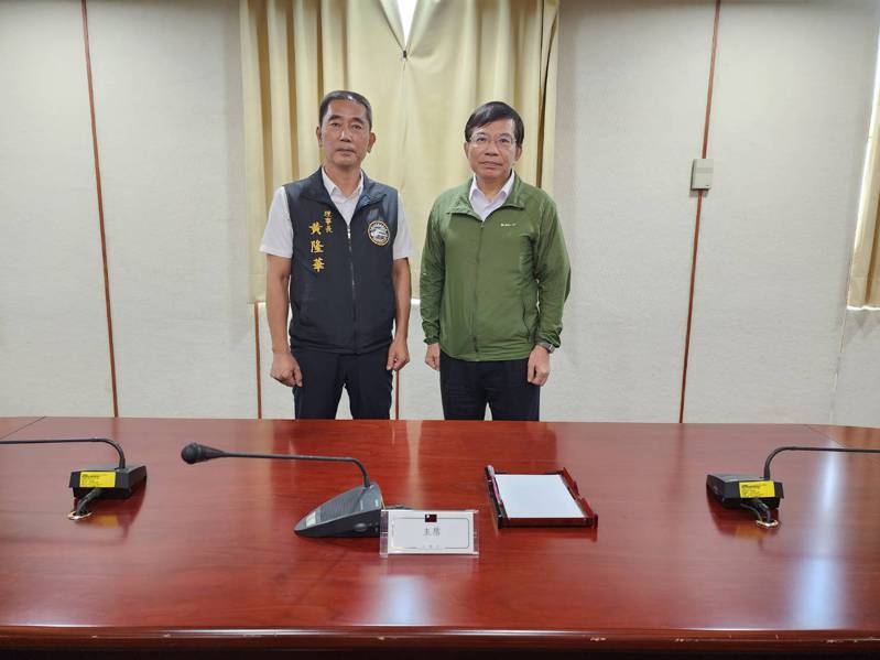 全國火車駕駛產業工會理事長黃隆華（左）、交通部長王國材（右）。圖／台灣鐵路工會提供