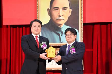 內政部長林右昌（左）頒授新任國土管理署長吳欣修印信。國土管理署提供。