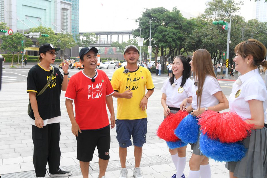 謝坤達(左起)、吳宗憲、KID、黃小柔、張棋惠和Vicky為「綜藝玩很大」街頭催票。圖／三立提供