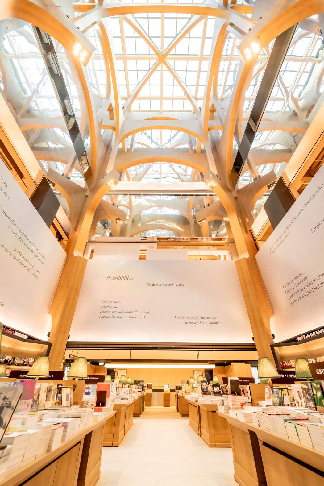 位於四樓的誠品書店30米天井是一大特色設計。圖／誠品提供
