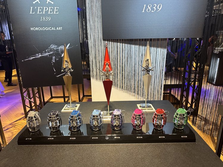 L'Epée的彩色Grenade手榴彈造型桌鐘，共有8種顏色，金屬工業風格鮮明。記者釋俊哲／攝影
