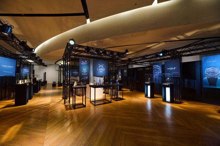 第七屆的「匠心．獨具」IWST時間藝術展，共呈現9個獨立製表、百年座鐘與手工音樂盒品牌，合計包含53只表款、4個音樂盒，也是歷屆展品最大規模。圖／SwissPrestige提供