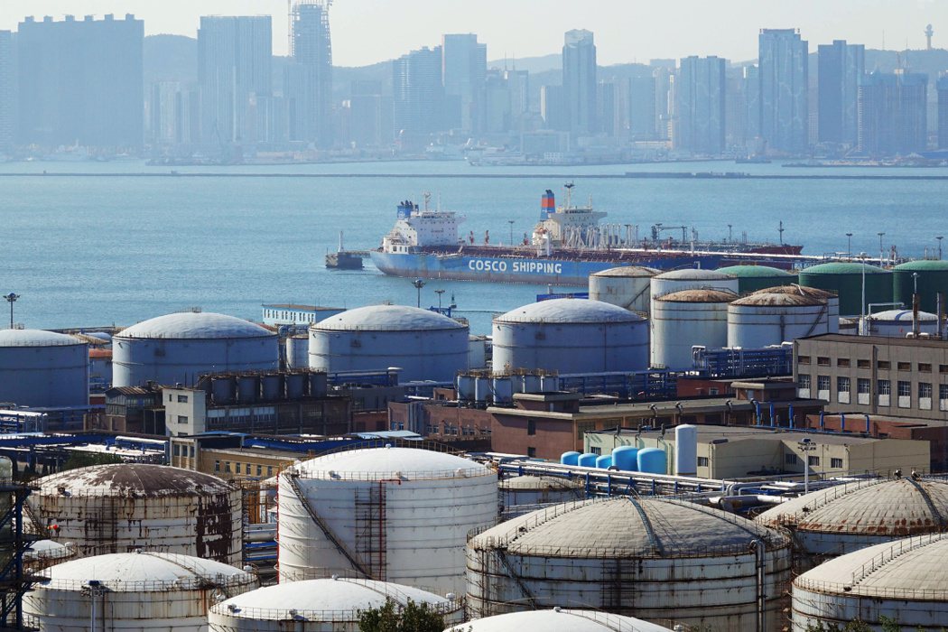 中國大陸大連港儲油槽設施。  路透