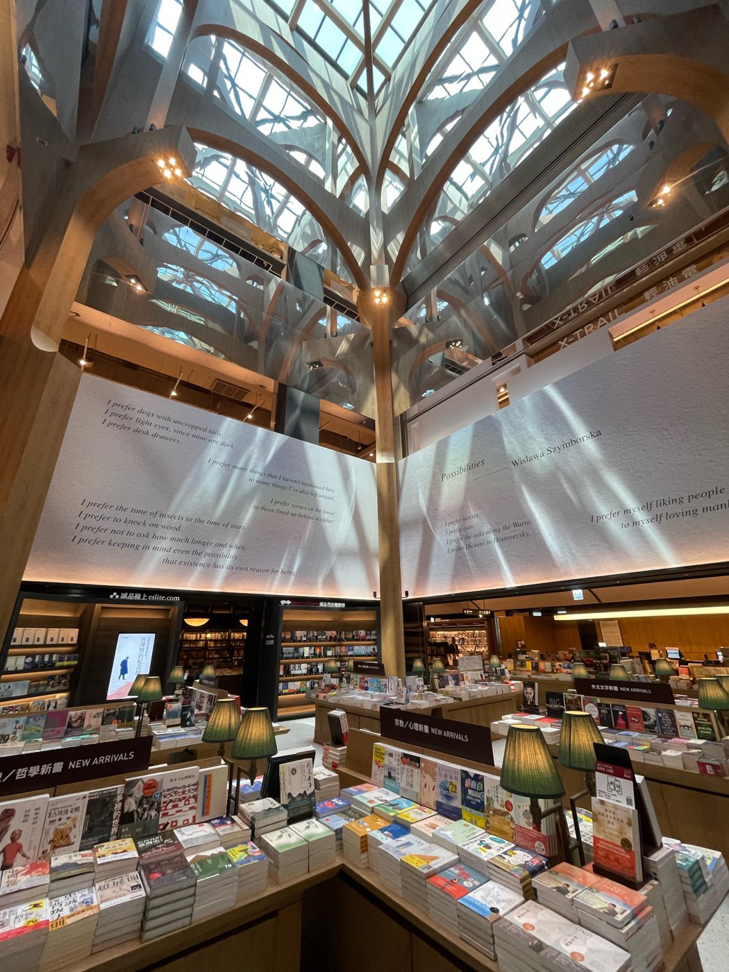 誠品生活新店今（20）日起試營運，挑高30米天井的誠品書店為亮點之一。 聯合報系...
