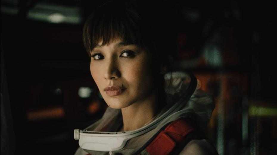 華裔女星陳靜（Gemma Chan）演出「A.I.創世者」。圖／20世紀影業提供