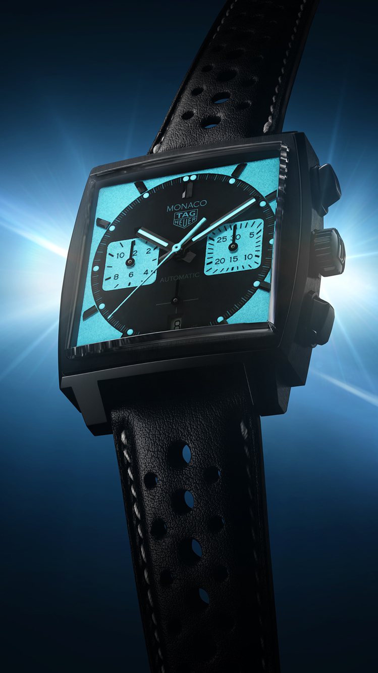 泰格豪雅Monaco系列Chronograph Night Driver計時碼表，採用大面積的亮藍色夜光塗層來設計表盤。圖／TAG Heuer提供