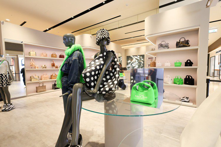 Marc Jacobs在新光三越A8全新概念店推出波卡圓點獨賣包款。記者沈昱嘉／攝影
