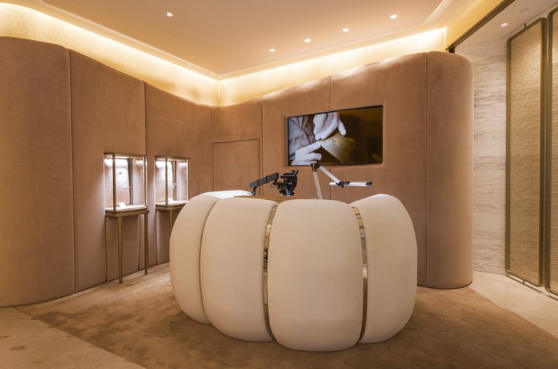 台北101旗艦店內珠寶工匠示範Cartier Libre-Tressage系列的製作工藝。圖／卡地亞提供
