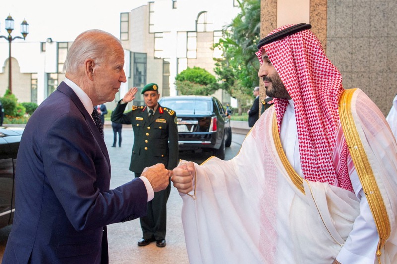 美國拜登政府為了推動沙烏地阿拉伯與以色列關係正常化，正在協商與沙國簽訂共同防禦條約。圖為拜登（左）去年7月訪問沙國，會晤沙國王儲穆罕默德（右）。路透