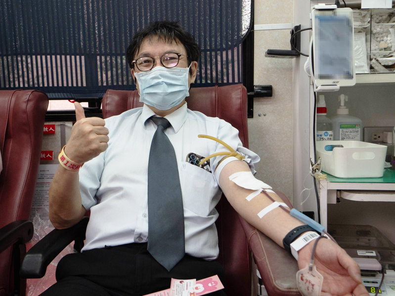 響應北醫附醫的號召，台北醫學大學校長吳麥斯帶頭捐出熱血。圖／台北醫學大學提供