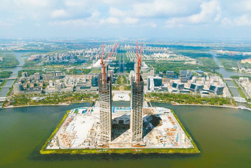 上海自貿區揭牌十周年，已成為大陸經貿發展的指標地區。圖為上海自貿區臨港新片區西島中銀金融中心項目建設工地。（新華社）