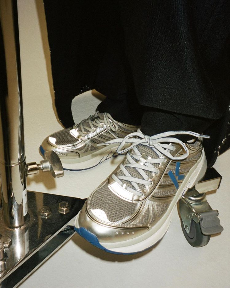 KENZO全球品牌大使Vernon，穿著KENZO-PACE銀灰色運動鞋。圖／摘自藝人IG @vernonline