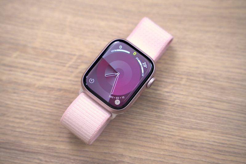 Apple Watch Series 9鋁金屬款式提供全新粉紅色錶殼設計，色澤相當優雅。記者黃筱晴／攝影