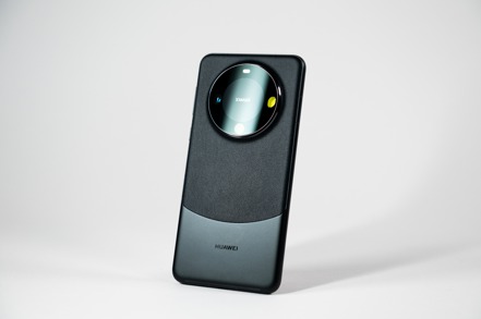 華為近期推出的新旗艦手機Mate 60 Pro，其中搭載的7奈米晶片引發全球譁然。 彭博資訊
