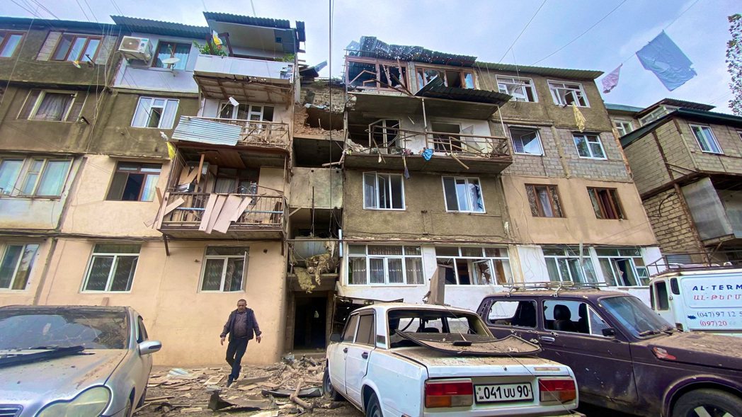 納卡區城市史提帕納科特的建築物，十九日遭亞塞拜然部隊攻擊毀損。路透