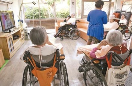 台灣邁入高齡化社會，因應失能、失智人口增加所衍生的長期照顧需求與日俱增。圖為長照示意圖。本報資料照片