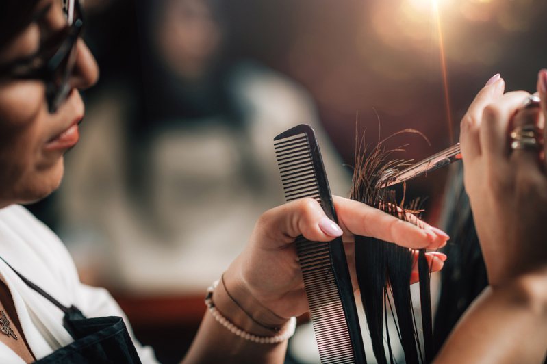 一名女網友指出，女性若剪「1髮型」，不僅能節省大量的時間在吹整頭髮，還能讓自己的五官看起來更立體。（示意圖／Ingimage）
