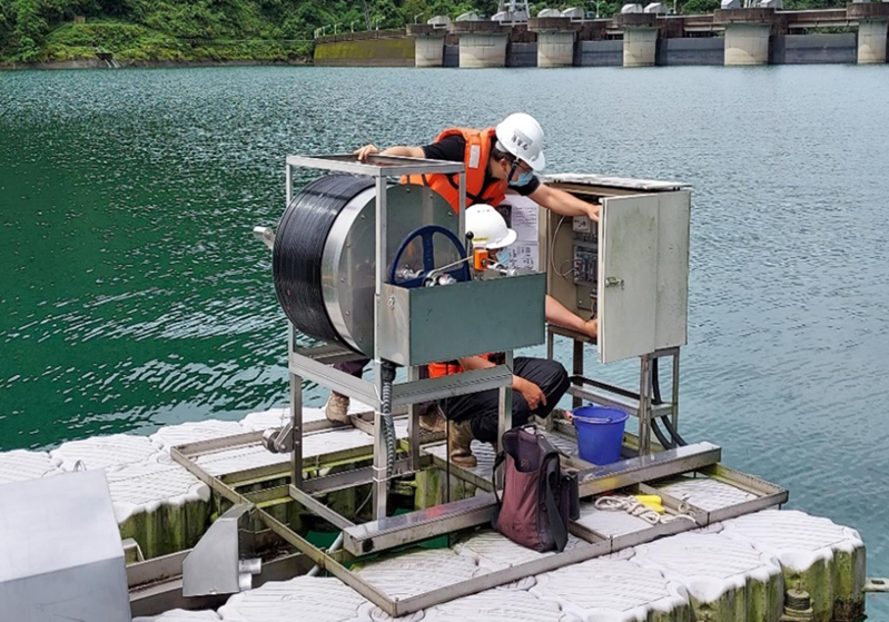 翡翠水庫「分層水質自動監測儀器」定期維護作業。 圖／翡管局提供