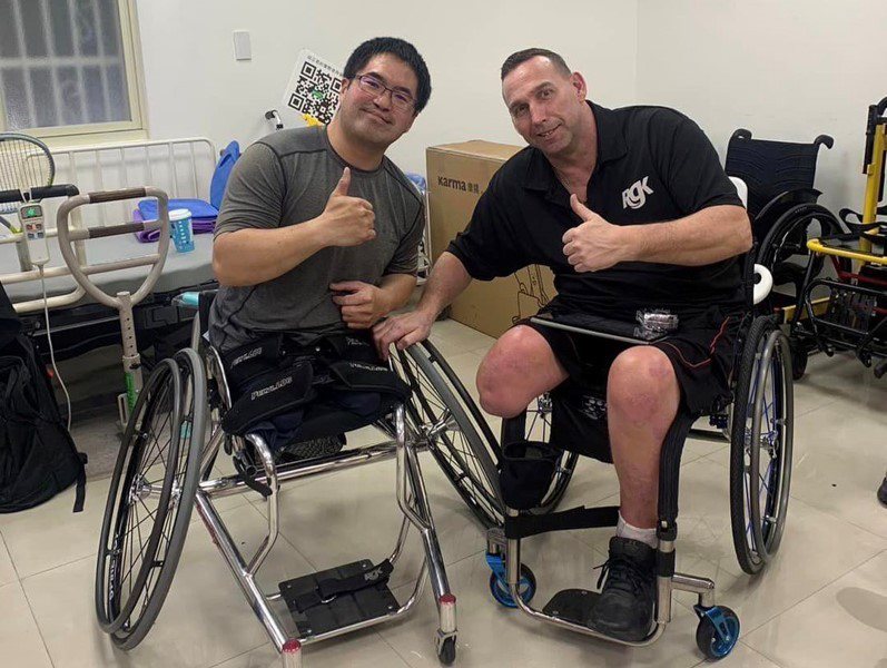 輪椅網球選手王偉軒與 RGK 身障輪椅技師 Shaun 合照。 圖片來源：<a ...