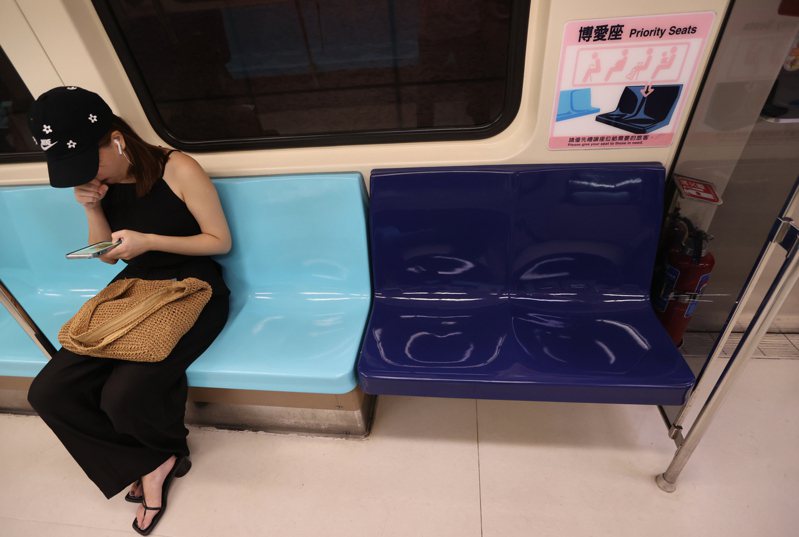 作家李昂日前搭乘台北捷運遇年輕人不禮讓，博愛座的存廢再度引起討論。 聯合報系記者曾學仁／攝影