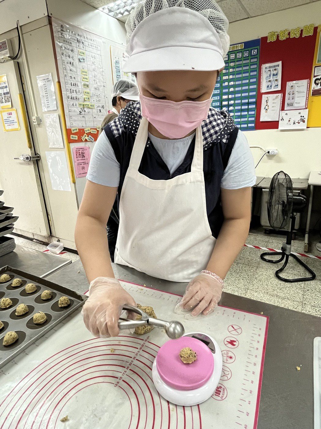 第一烘焙屋學員製作糕點。 宏泰人壽/提供